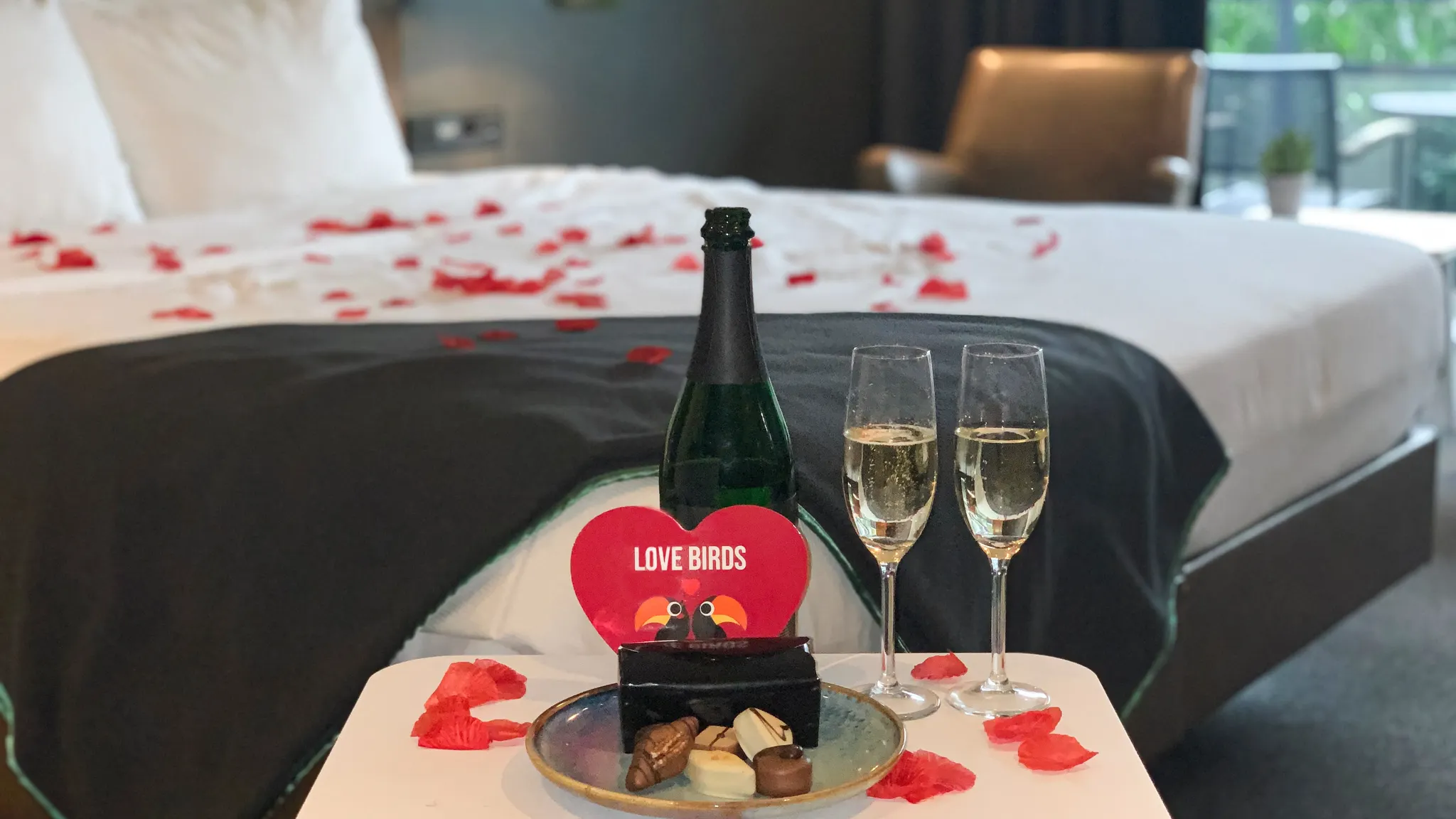 Romantisch | Hotelkamer | Rozenblaadjes | Fles bubbels