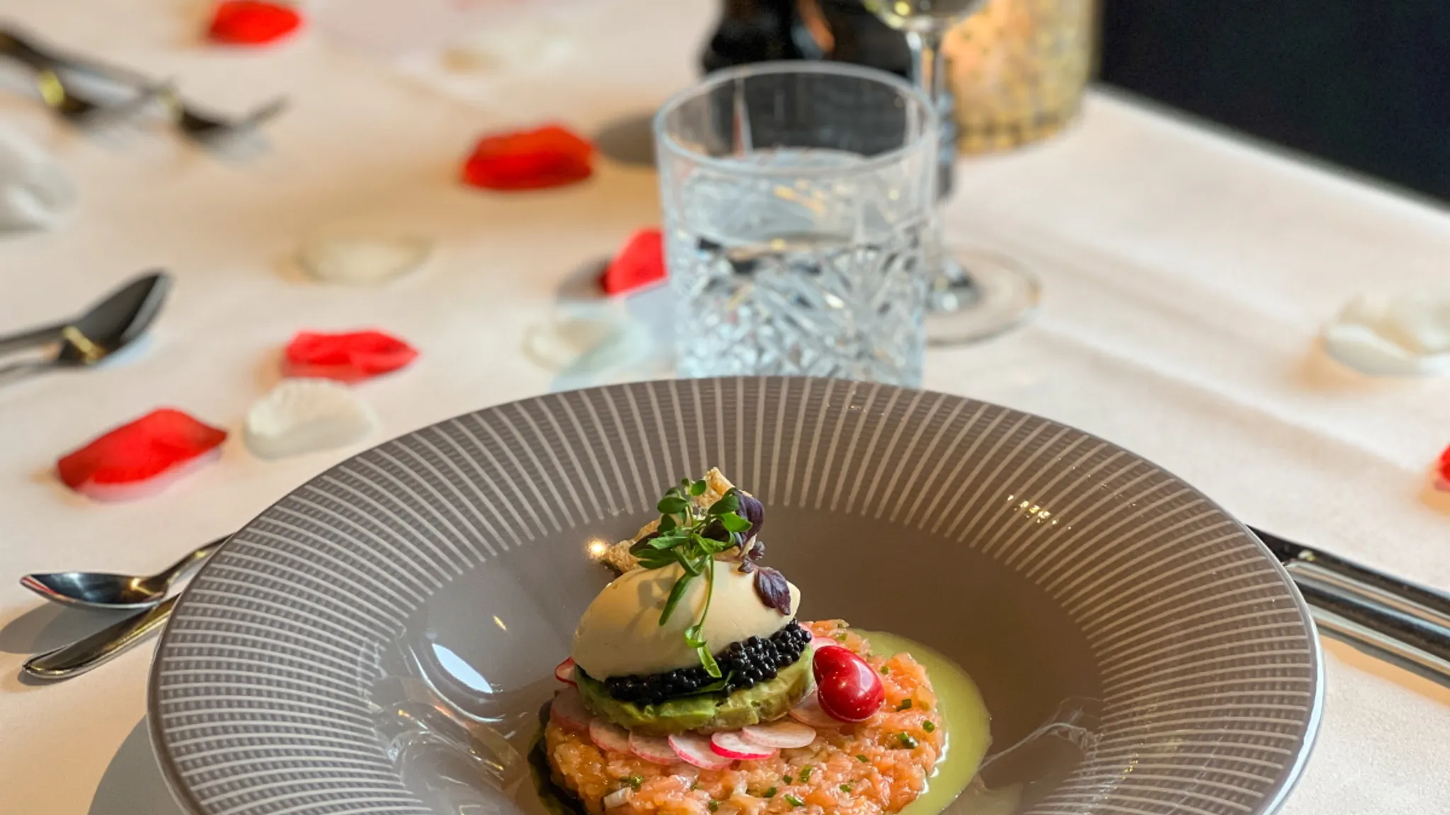 Voorgerecht | Zalm | Valentijnsdiner | Hotelkamer | Rozenblaadjes