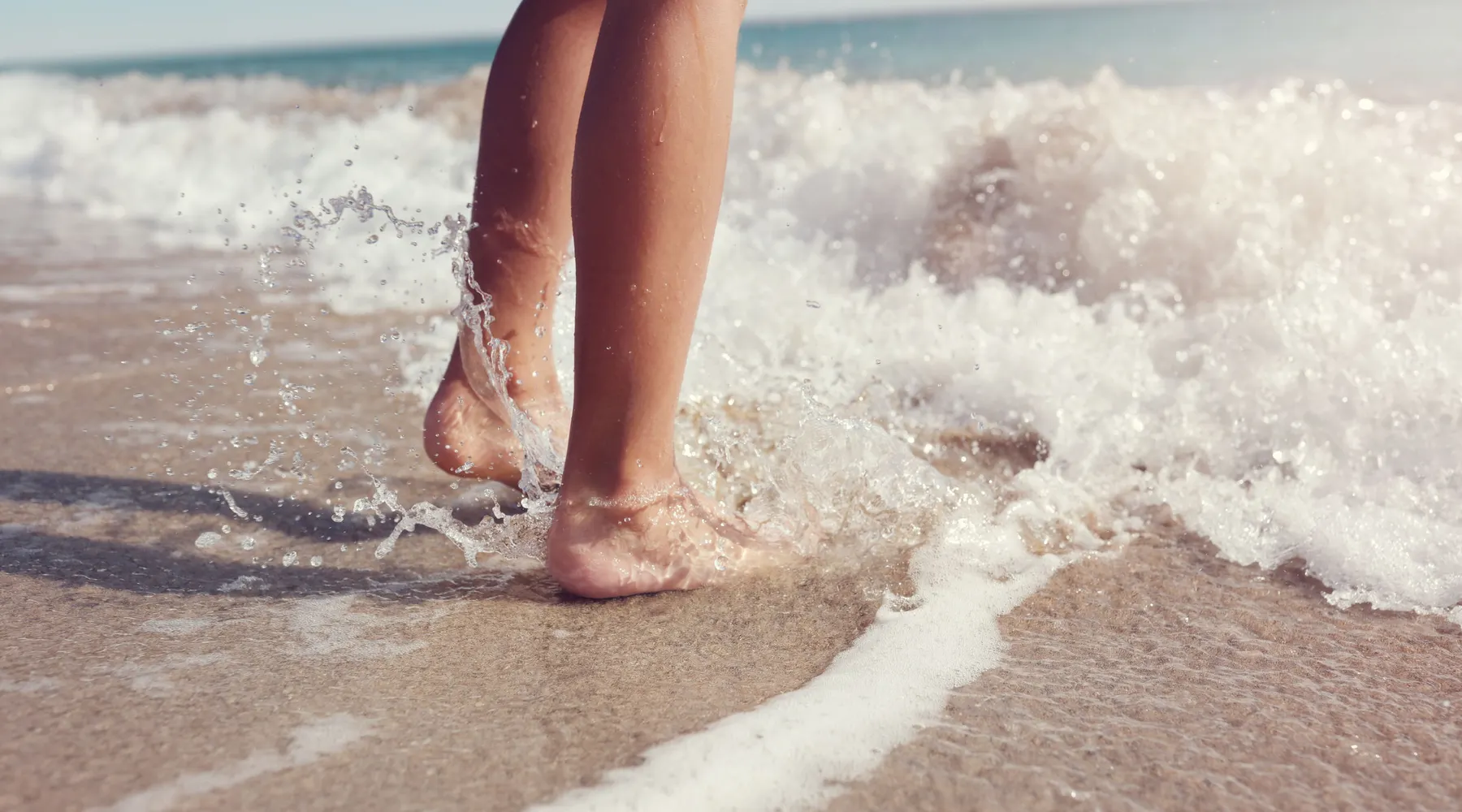 Pieds dans la mer sur la plage