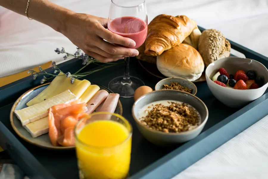 Breakfast | Tray | Hotel | Sandwiches | Fresh juice