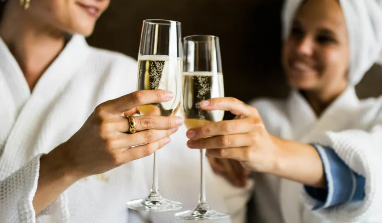 Champagne | Girlfriends | Hotel room | To enjoy