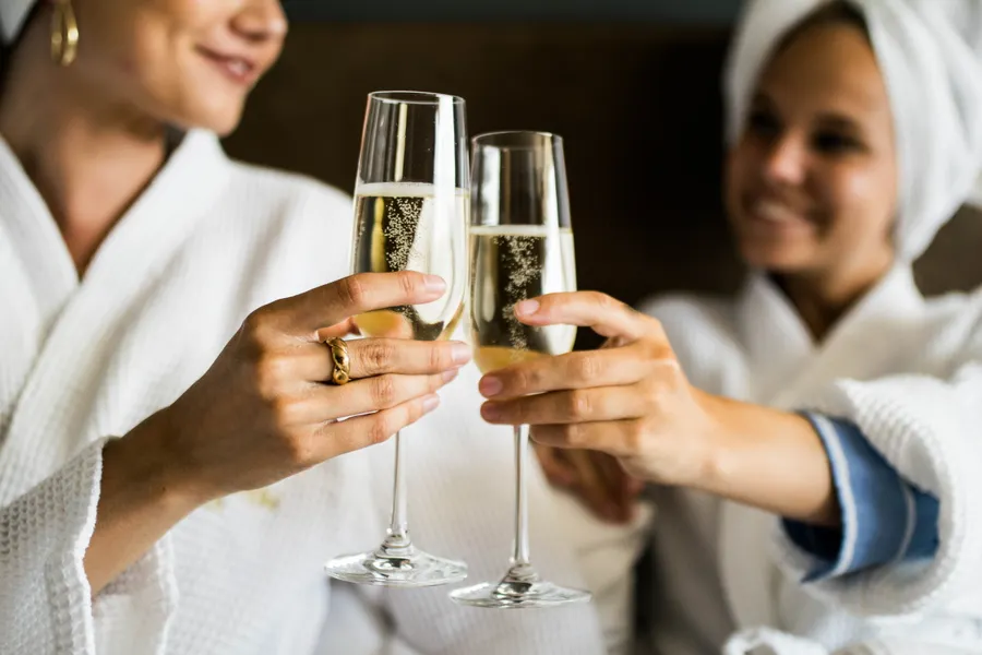 Champagne | Girlfriends | Hotel room | To enjoy