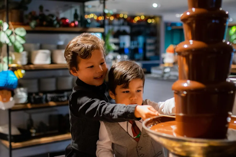 Children | Dessert buffet | Chocolate fountain