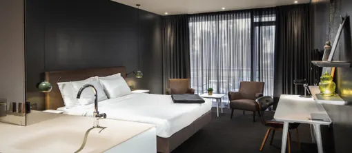 Chambre d'hôtel | Lit | Salle de bain ouverte