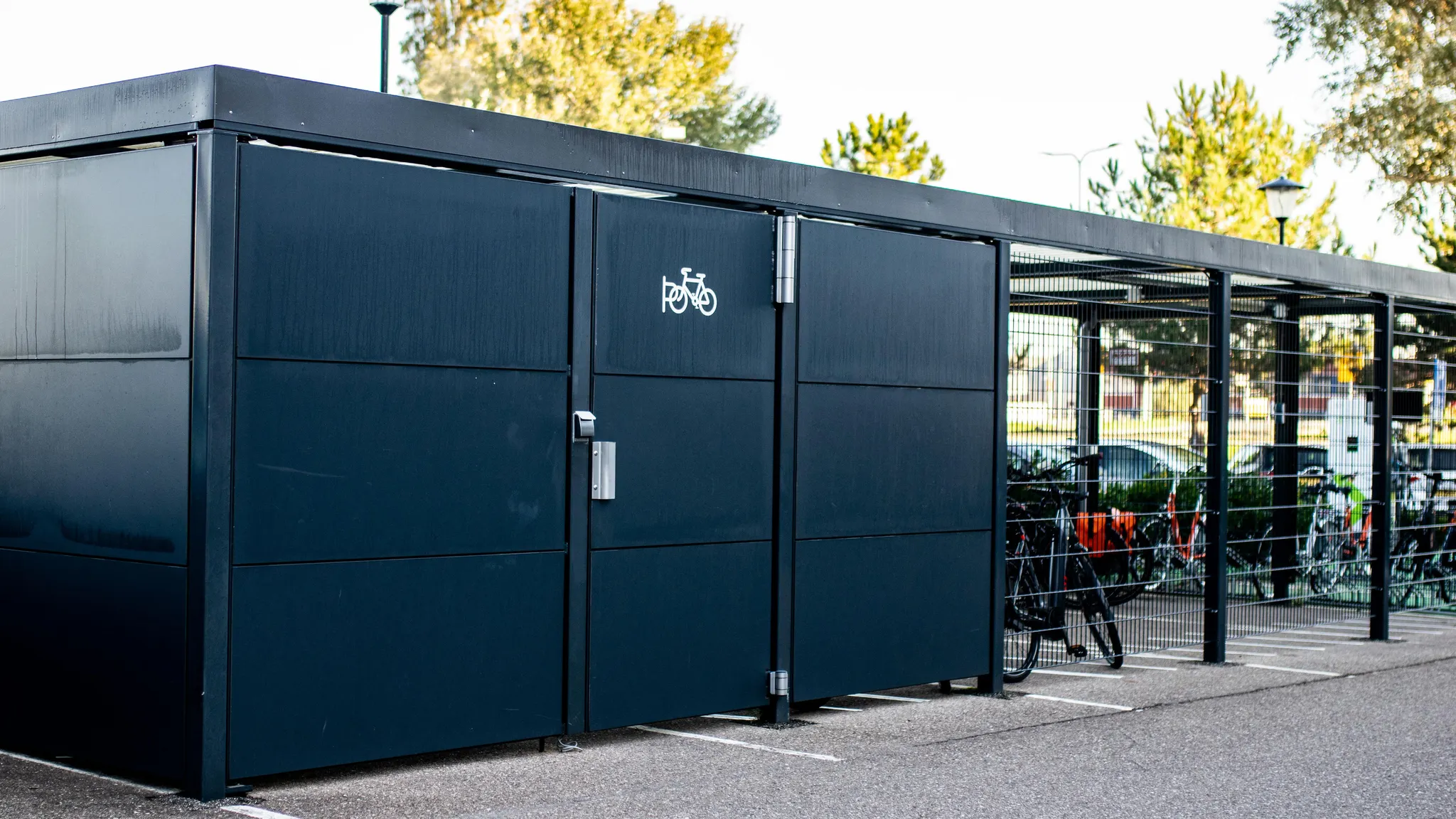Fietsenstalling | Van der Valk Sassenheim - Leiden | Oplaadpunt fietsvakantie