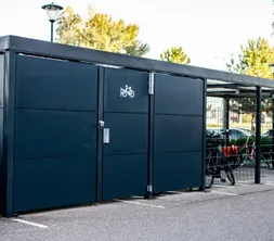 Fietsenstalling | Van der Valk Sassenheim - Leiden | Oplaadpunt fietsvakantie