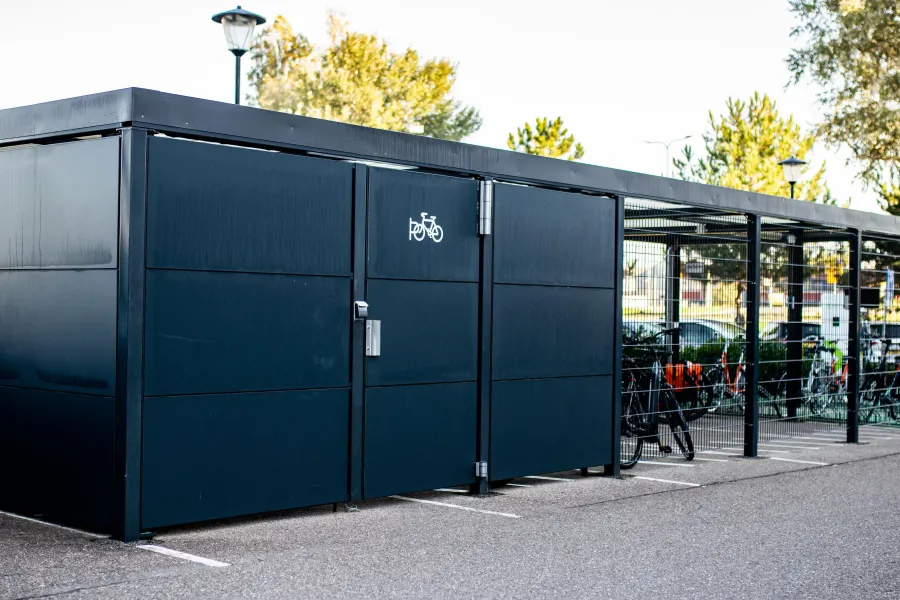Fietsenstalling | Van der Valk Sassenheim - Leiden | Oplaadpunt fietsvakantie