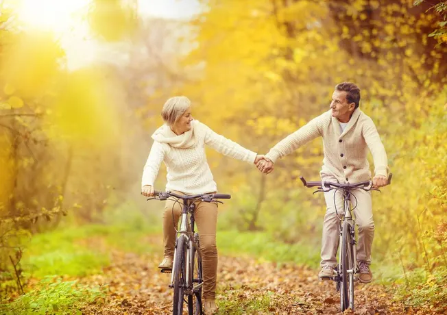Fietsen | Herfst | Man en vrouw op fiets | Najaar