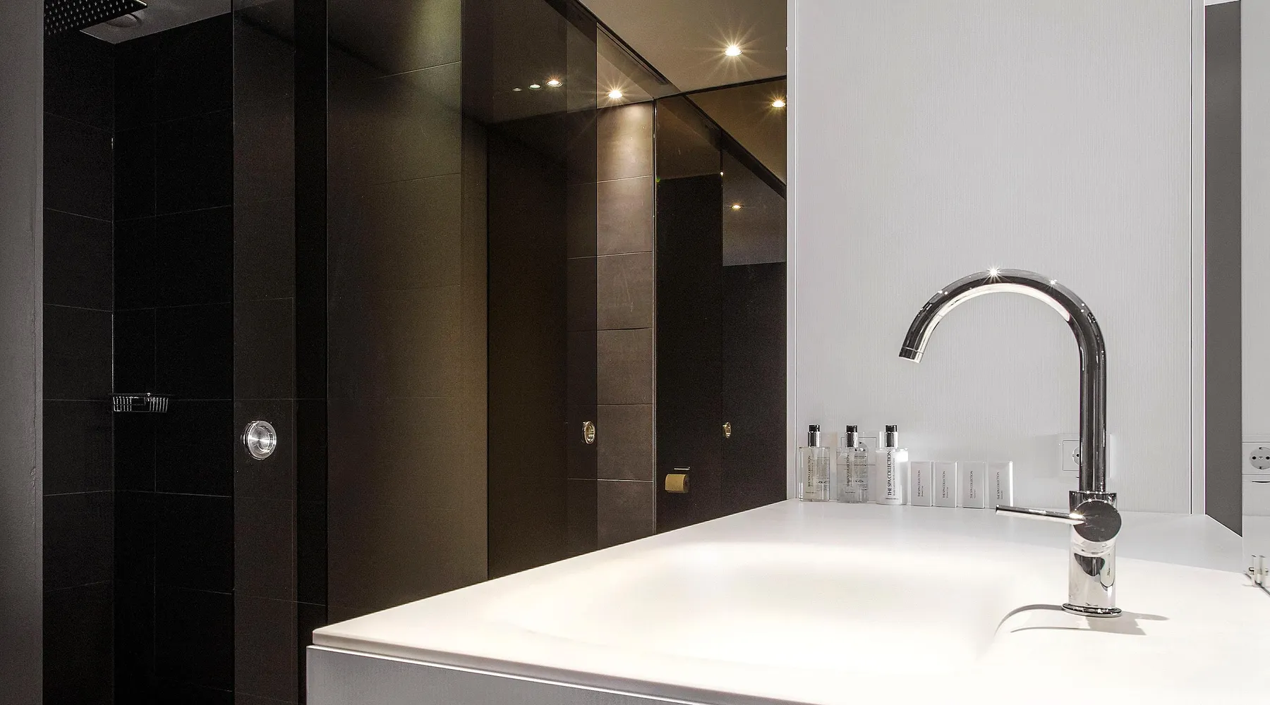 Open bathroom Deluxe room Hotel Sassenheim