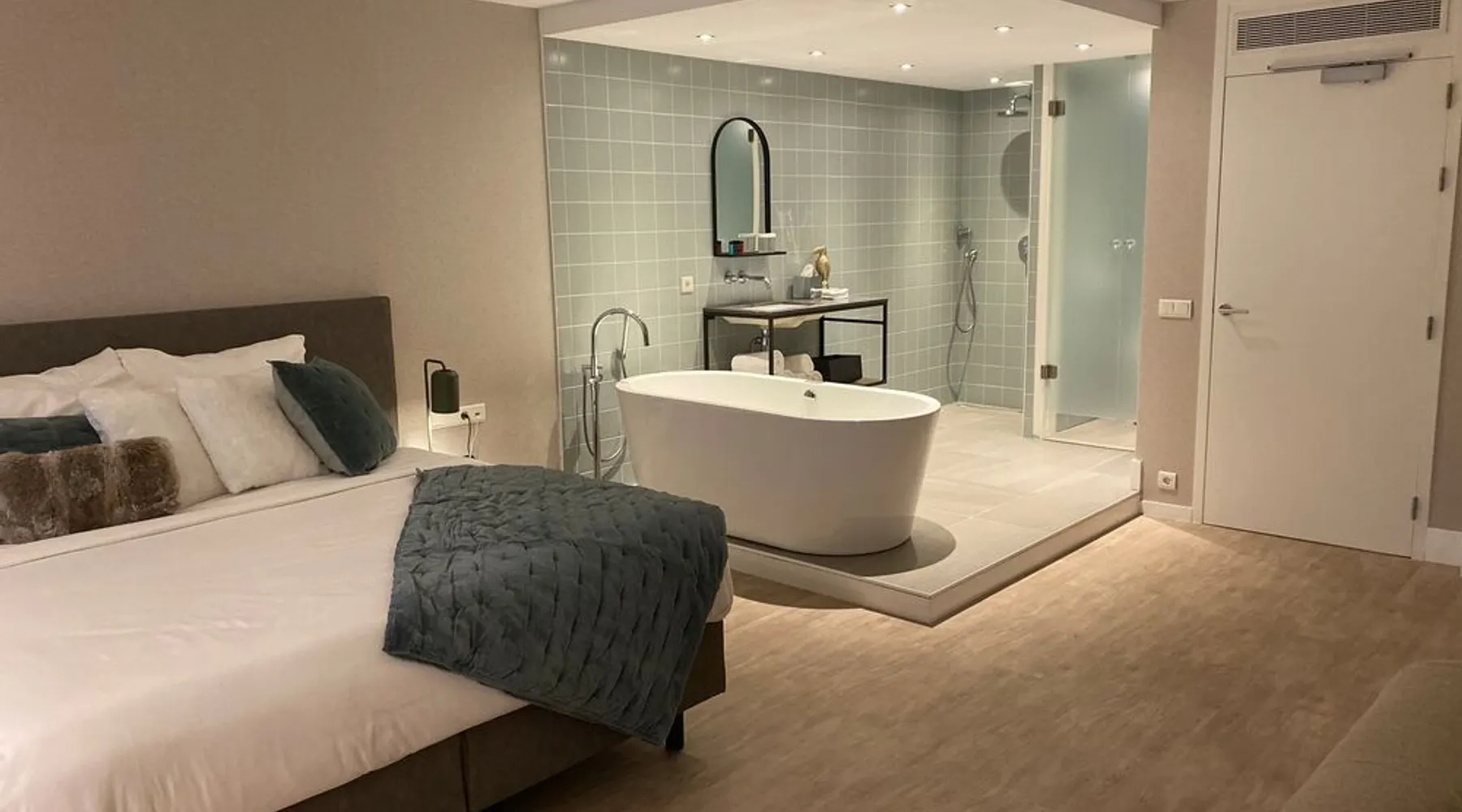 Suite Nord | Lit king size et salle de bain ouverte avec douche à effet pluie et bain moussant