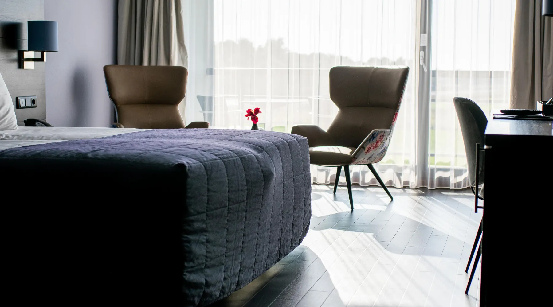 Chambre d'hôtel confortable | Plancher stratifié | Lit anti-allergie