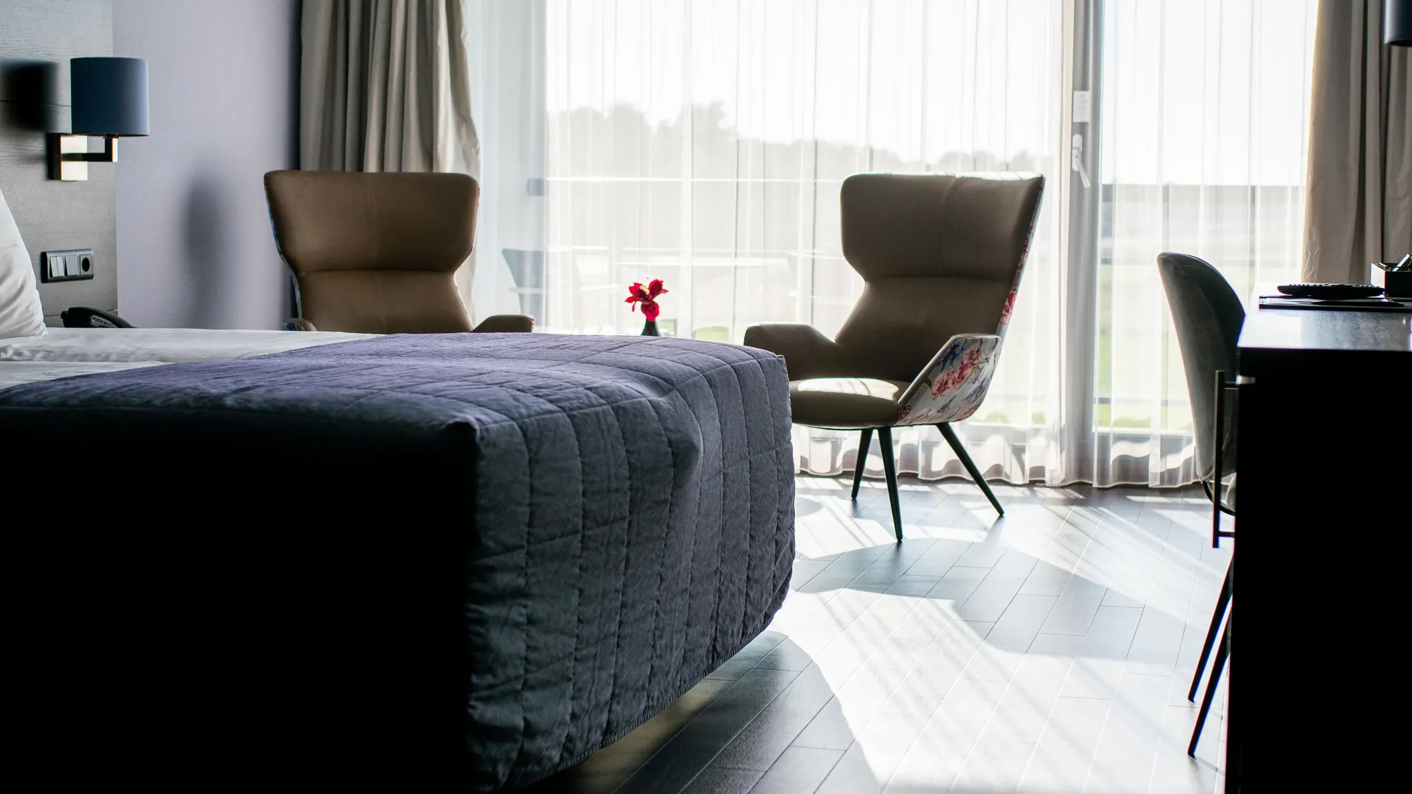 Chambre d'hôtel confortable | Plancher stratifié | Lit anti-allergie