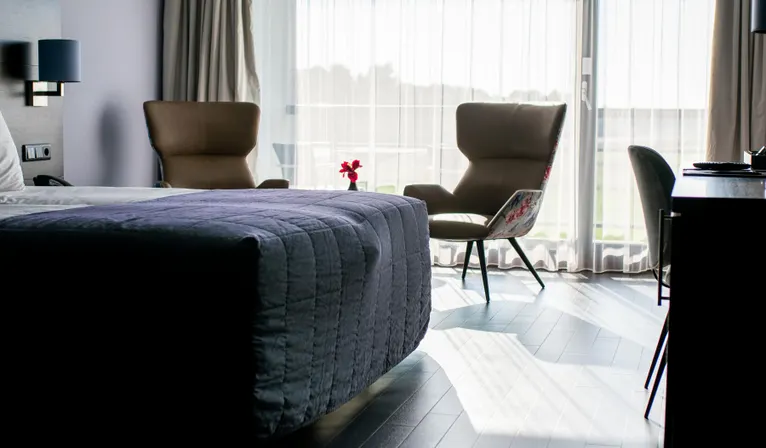 Chambre d'hôtel confortable | Plancher stratifié | Lit anti-allergie