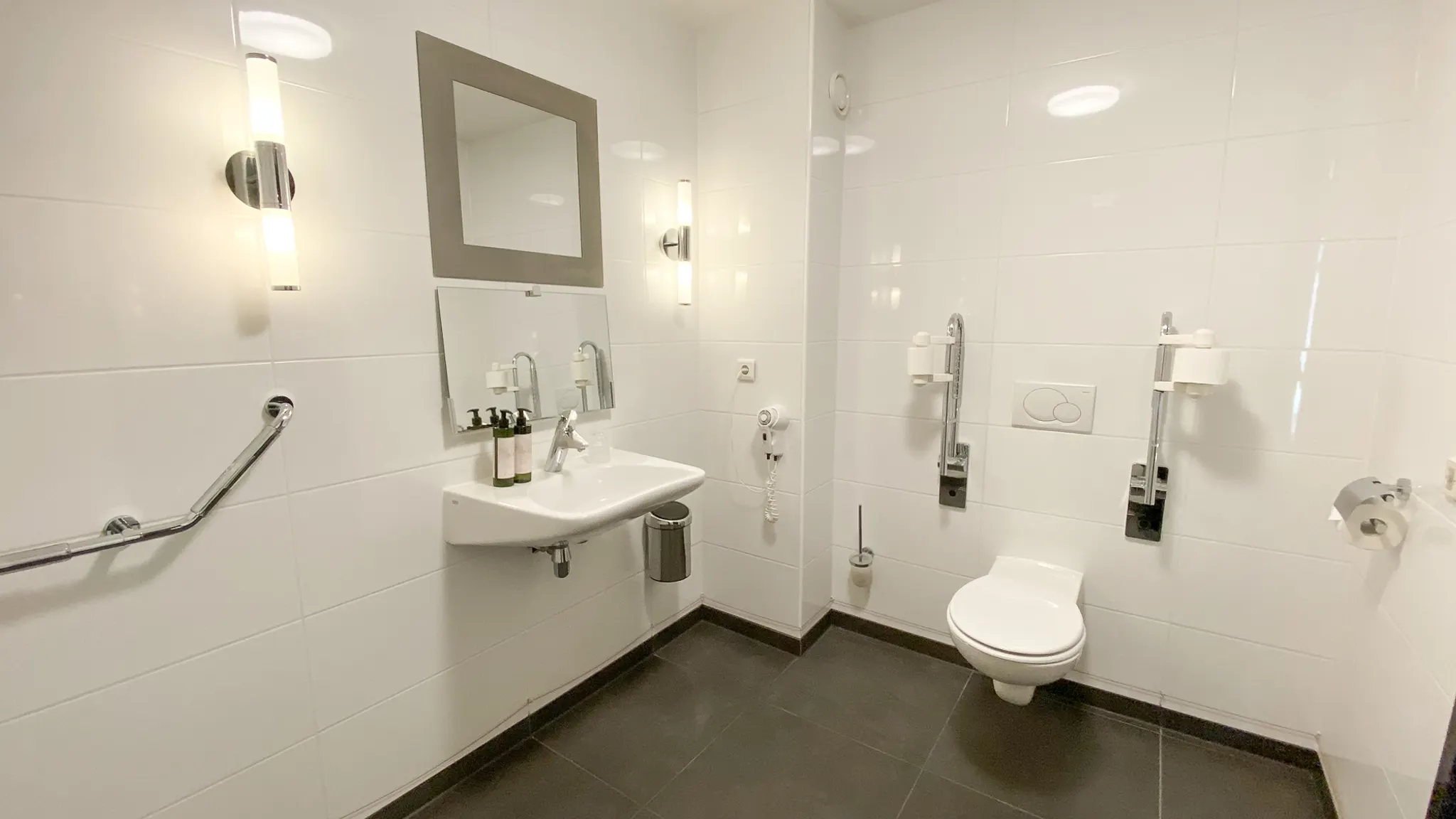 Angepasste Toilette im angepassten Badezimmer des Behindertenraums