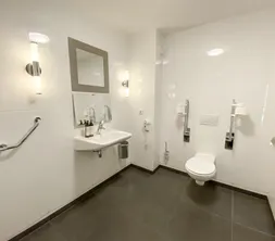 Angepasste Toilette im angepassten Badezimmer des Behindertenraums