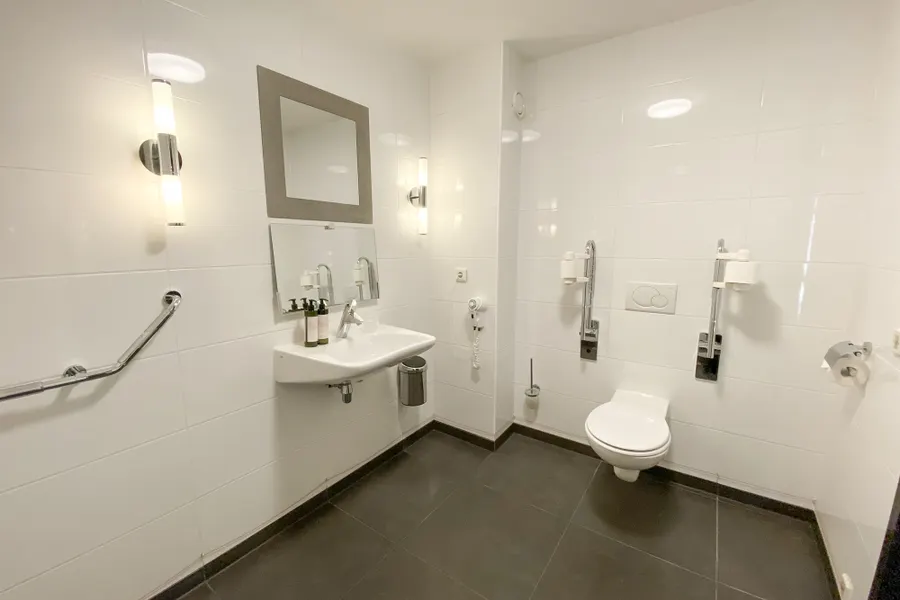 Angepasste Toilette im angepassten Badezimmer des Behindertenraums