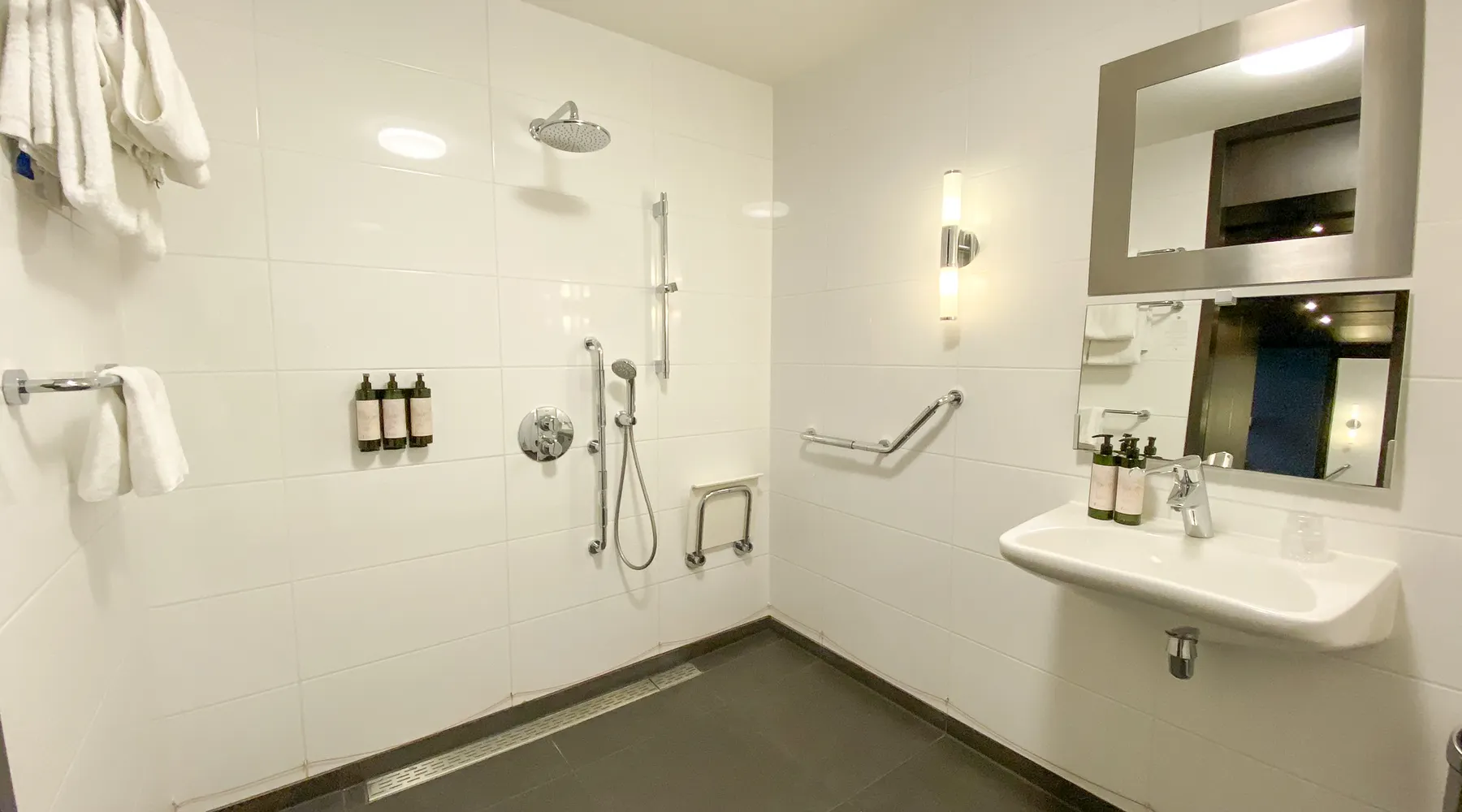 Aangepaste badkamer in de mindervalide hotelkamer van Van der Valk Hotel Sassenheim - Leiden