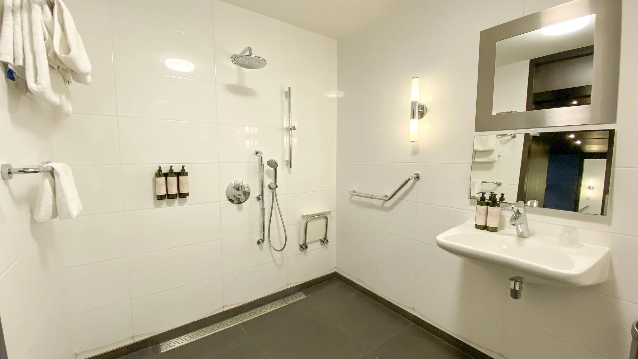 Angepasstes Badezimmer im behindertengerechten Hotelzimmer des Van der Valk Hotels Sassenheim - Leiden