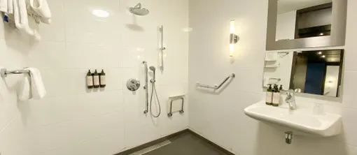 Angepasstes Badezimmer im behindertengerechten Hotelzimmer des Van der Valk Hotels Sassenheim - Leiden