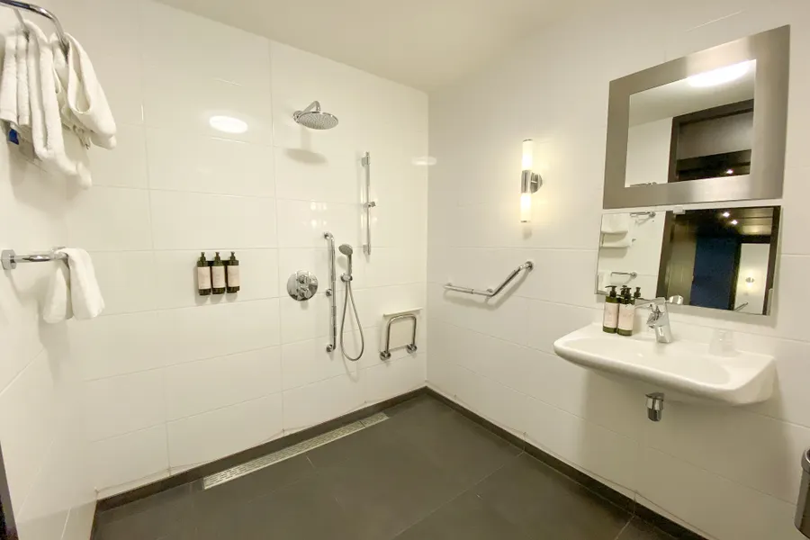 Angepasstes Badezimmer im behindertengerechten Hotelzimmer des Van der Valk Hotels Sassenheim - Leiden
