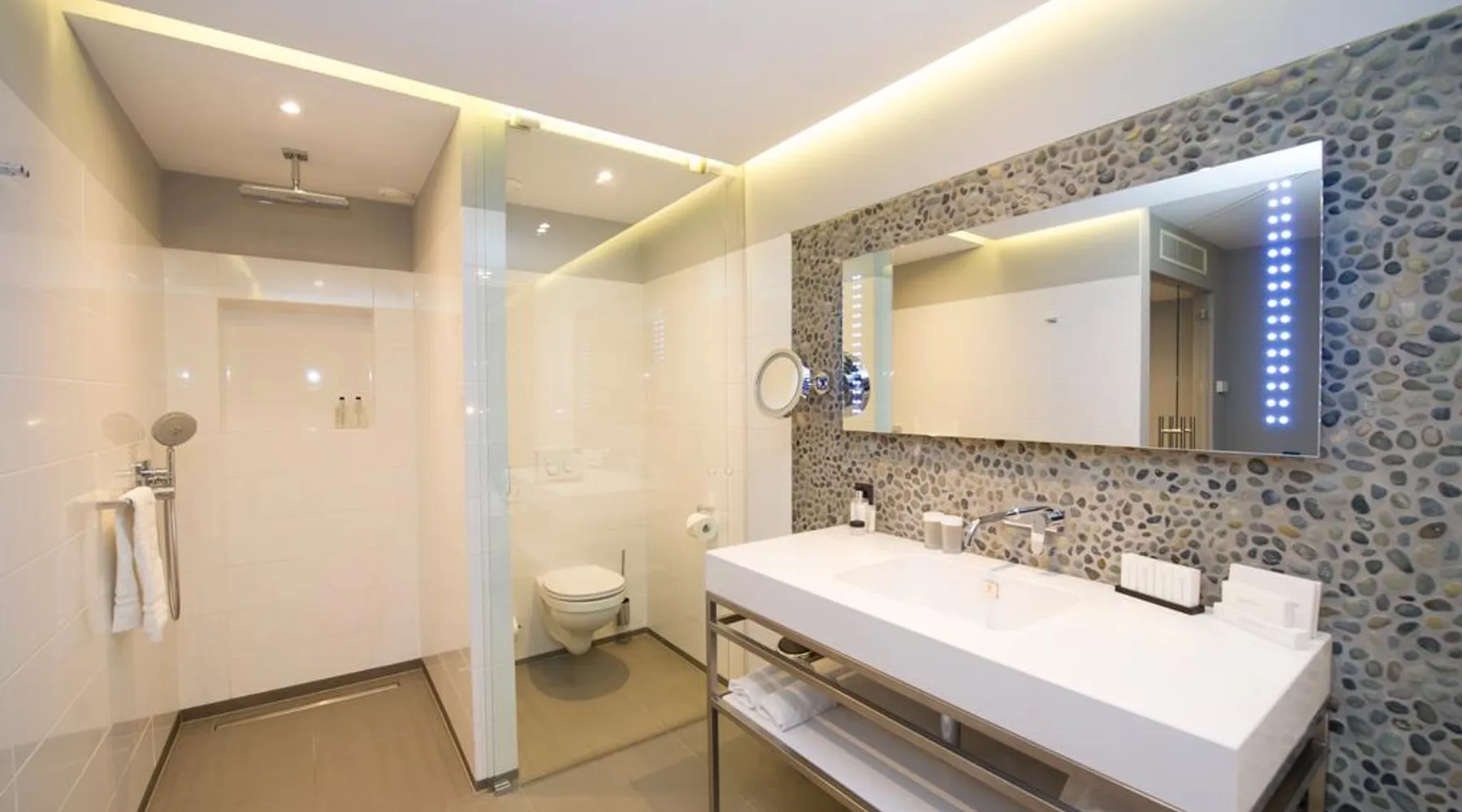 Salle de bains ouverte East Suite | Van der Valk Hotel Sassenheim