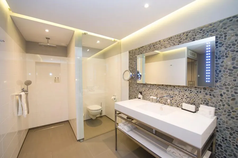 Open Badezimmer East Suite | Van der Valk Hotel Sassenheim