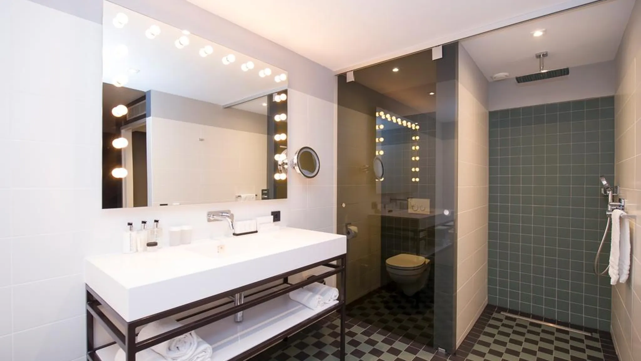 Open badkamer West Suite | Van der Valk Hotel Sassenheim