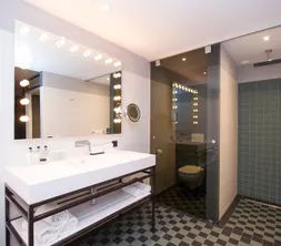 Open badkamer West Suite | Van der Valk Hotel Sassenheim