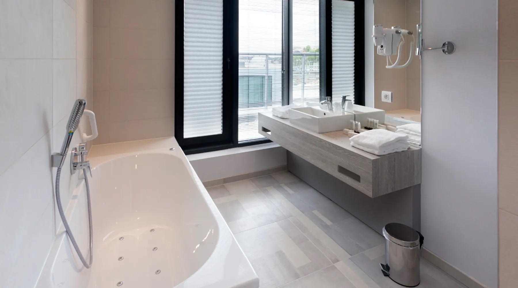 Junior Suite – Salle de bain avec baignoire à jets à Mons