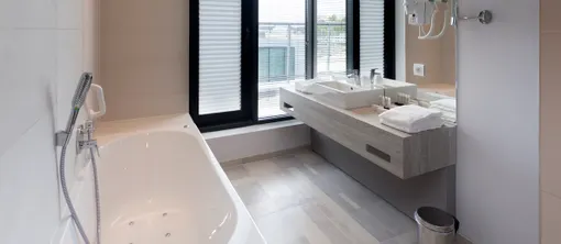 Junior Suite – Salle de bain avec baignoire à jets à Mons