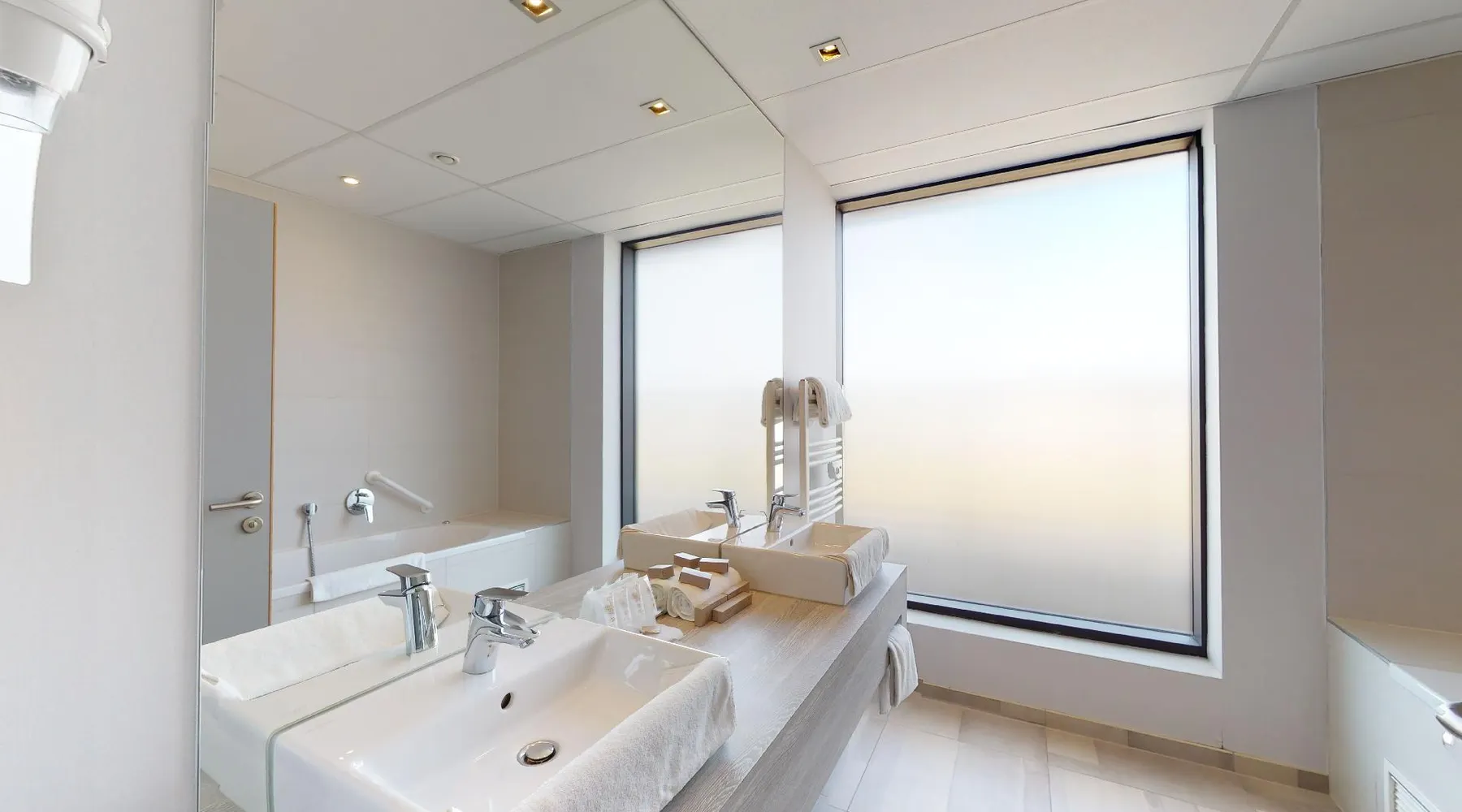 Junior Suite – Chambre avec baignoire et douche à Mons
