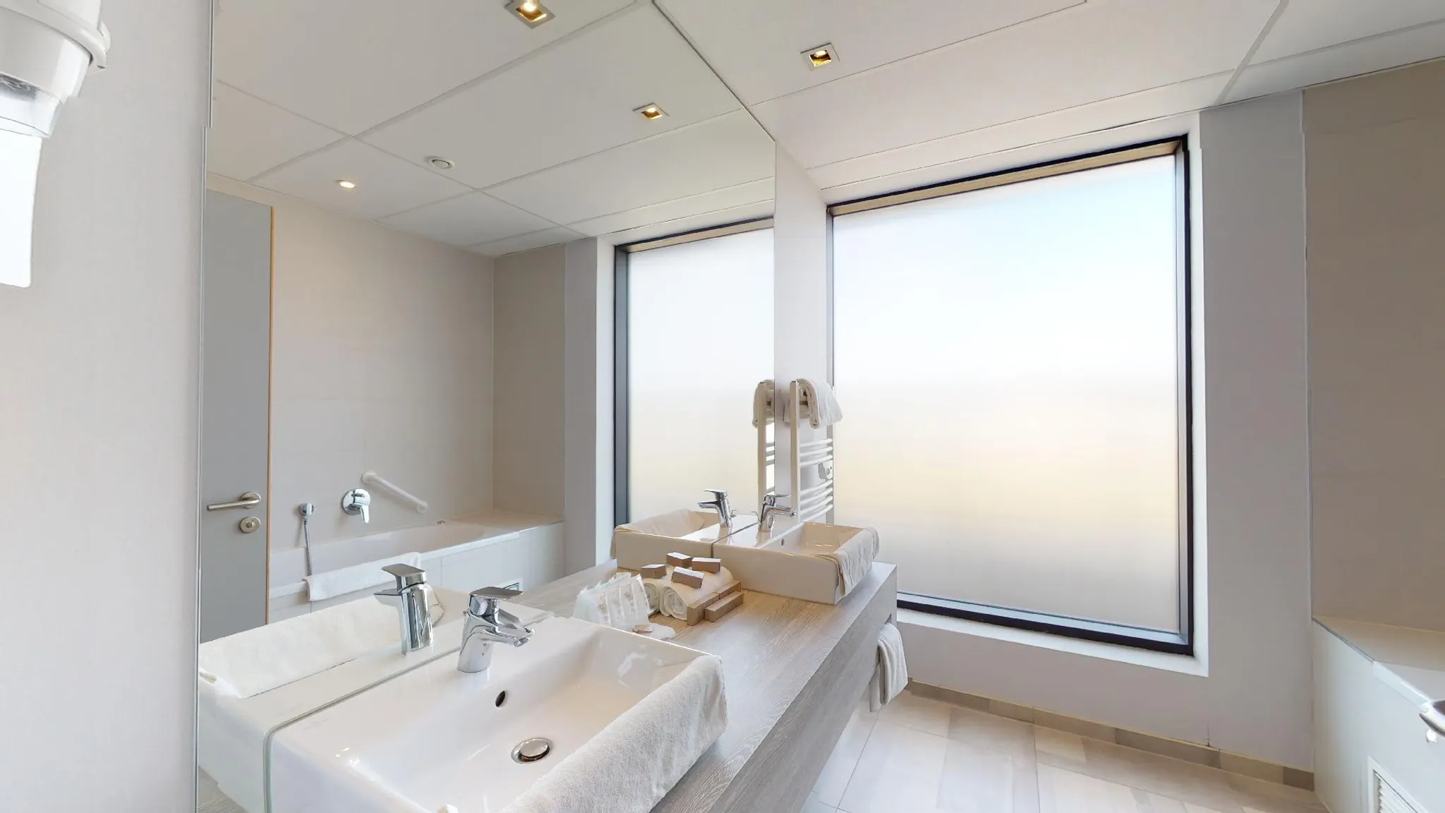 Junior Suite – Chambre avec baignoire et douche à Mons