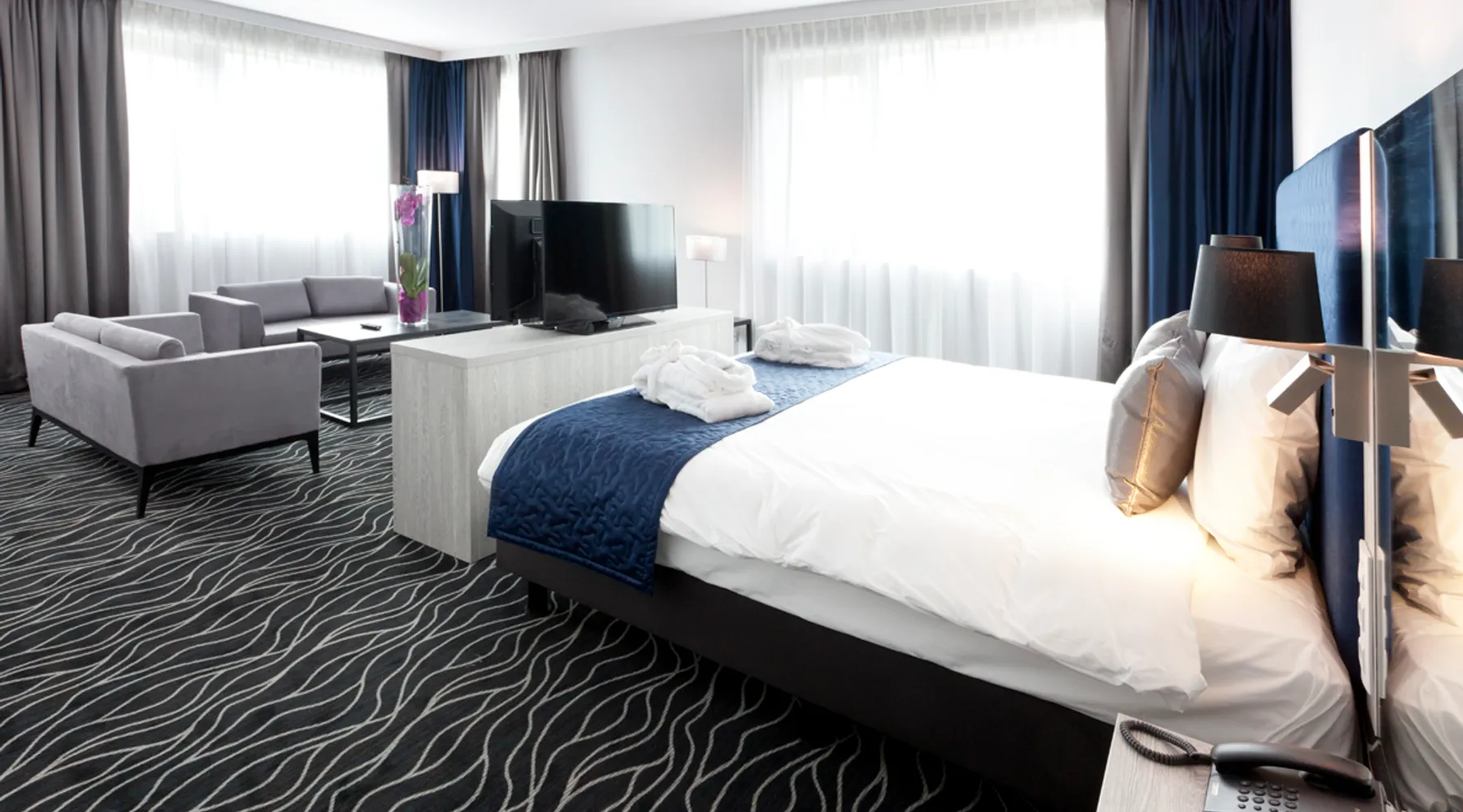 Suite spacieuse avec bain à remous et coin salon à Mons