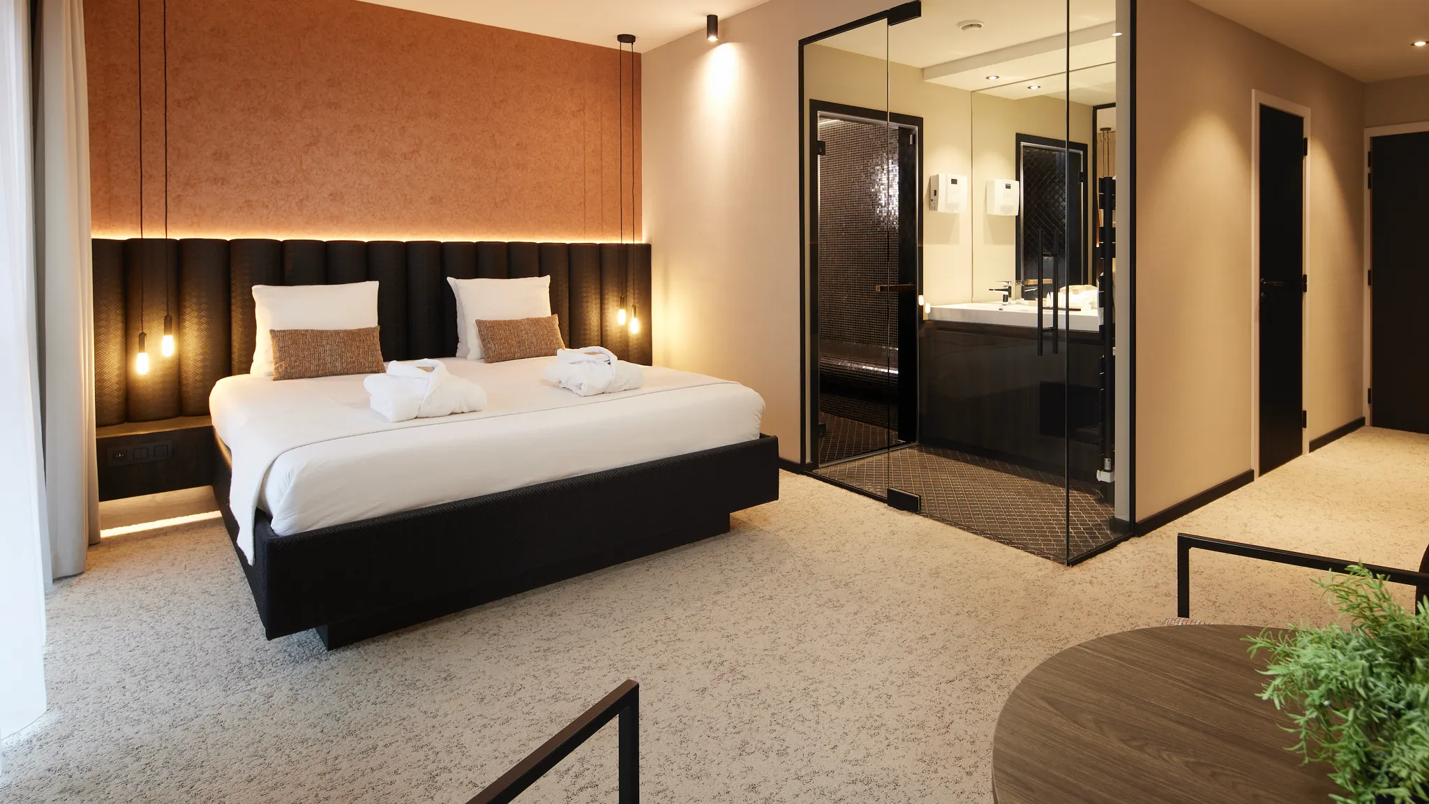Suite Orientale chambre avec hammam à Mons, lit double confortable et ambiance exotique