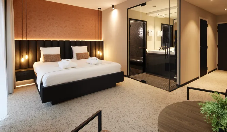 Suite Orientale chambre avec hammam à Mons, lit double confortable et ambiance exotique