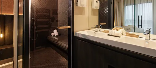 Salle de bain avec hammam et douche italienne dans chambre avec hammam à Mons