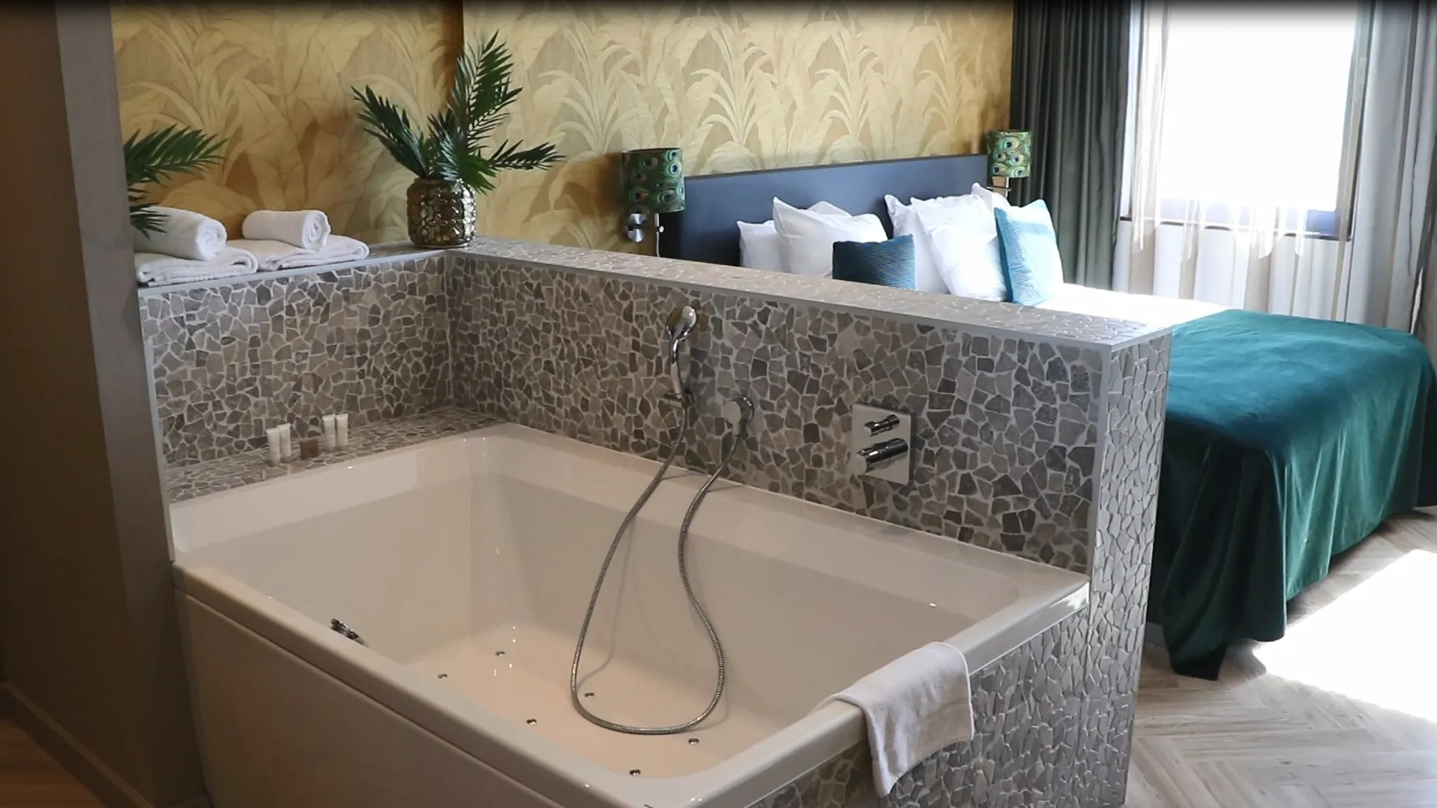 Gold suite