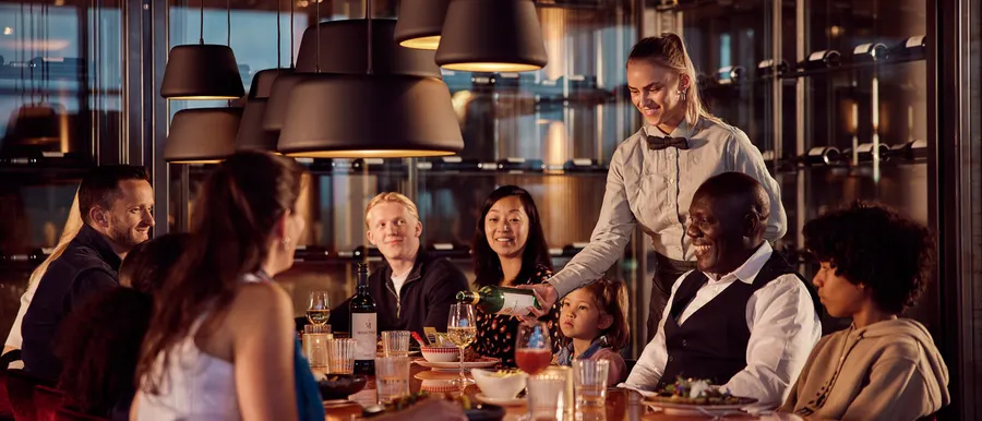Gezin dineert in restaurant Hotel Veenendaal