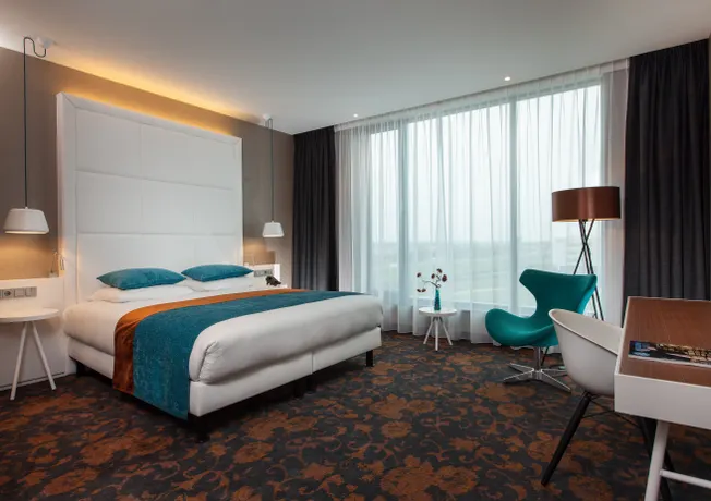 Deluxe kamer met bed en tafel