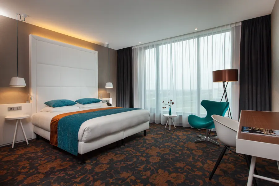 Deluxe kamer met bed en tafel