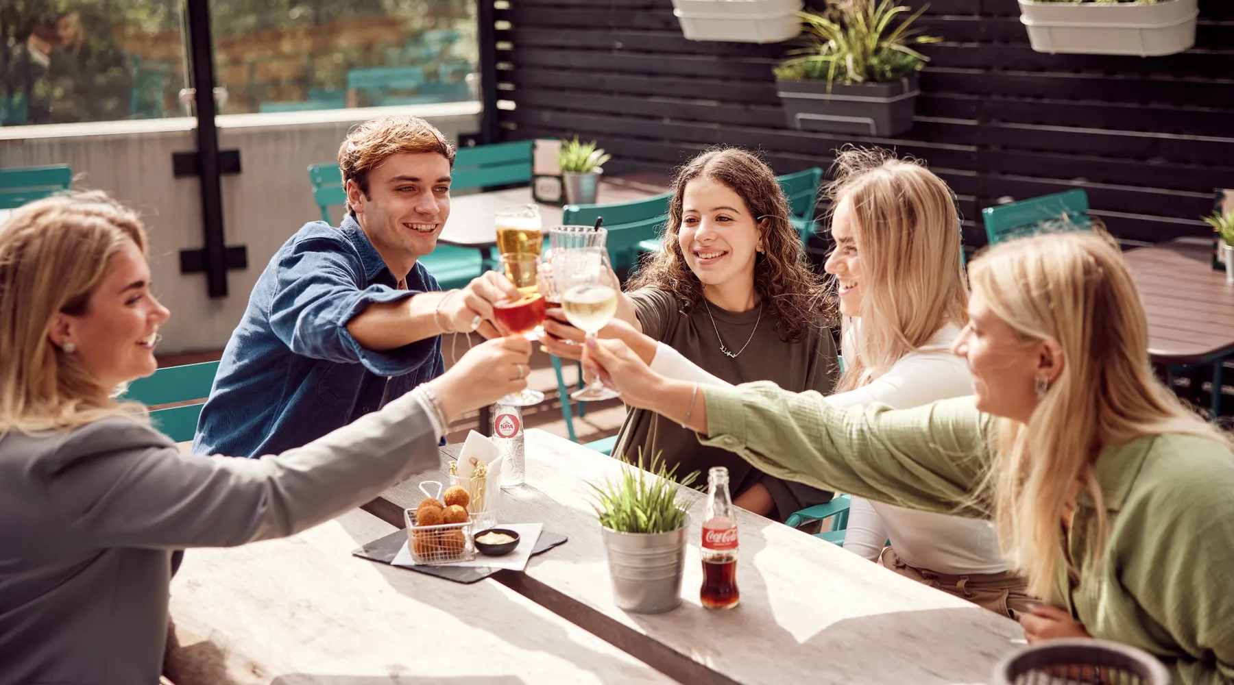 Vrienden op het terras