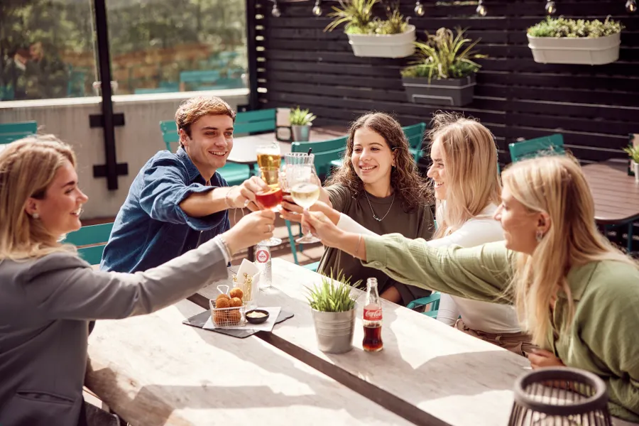 Vrienden op het terras