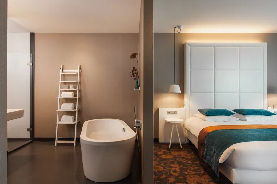 Hotelroom with bed and a bath