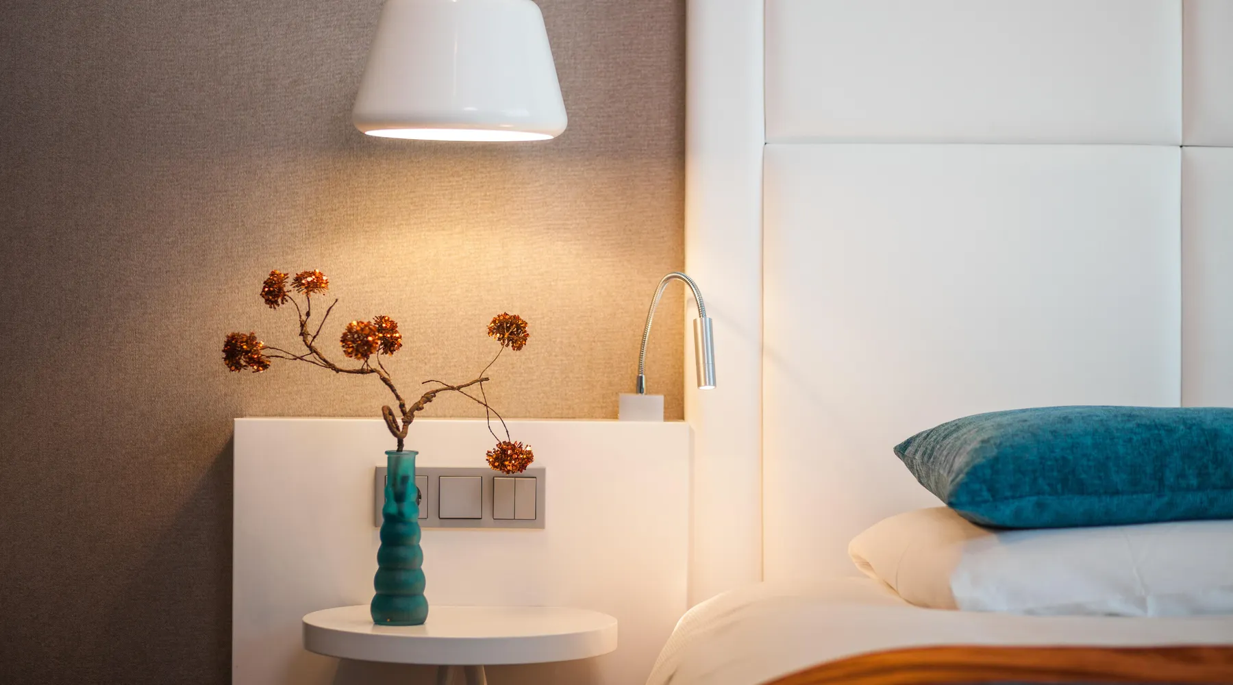 Comfort hotelroom with bed and accessoires