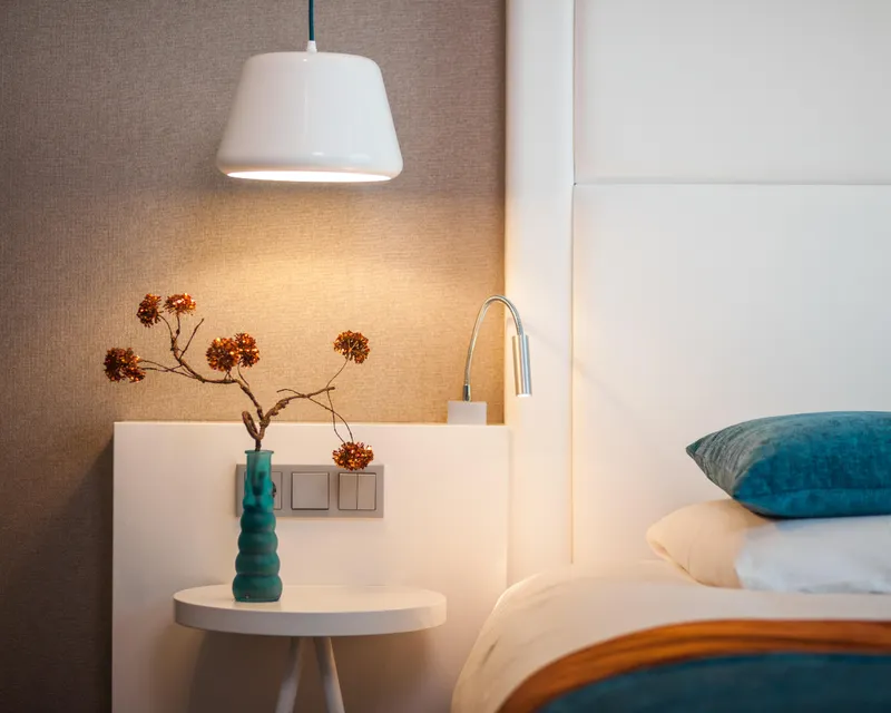 Comfortabele hotelkamer met bed en accessoires