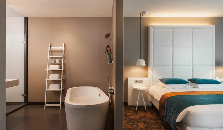 Deluxe hotelkamer met bed en bad