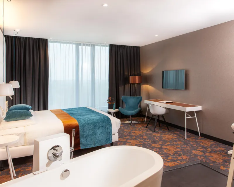 Bedroom and bathroom Superior Hotel Room Hotel Veenendaal