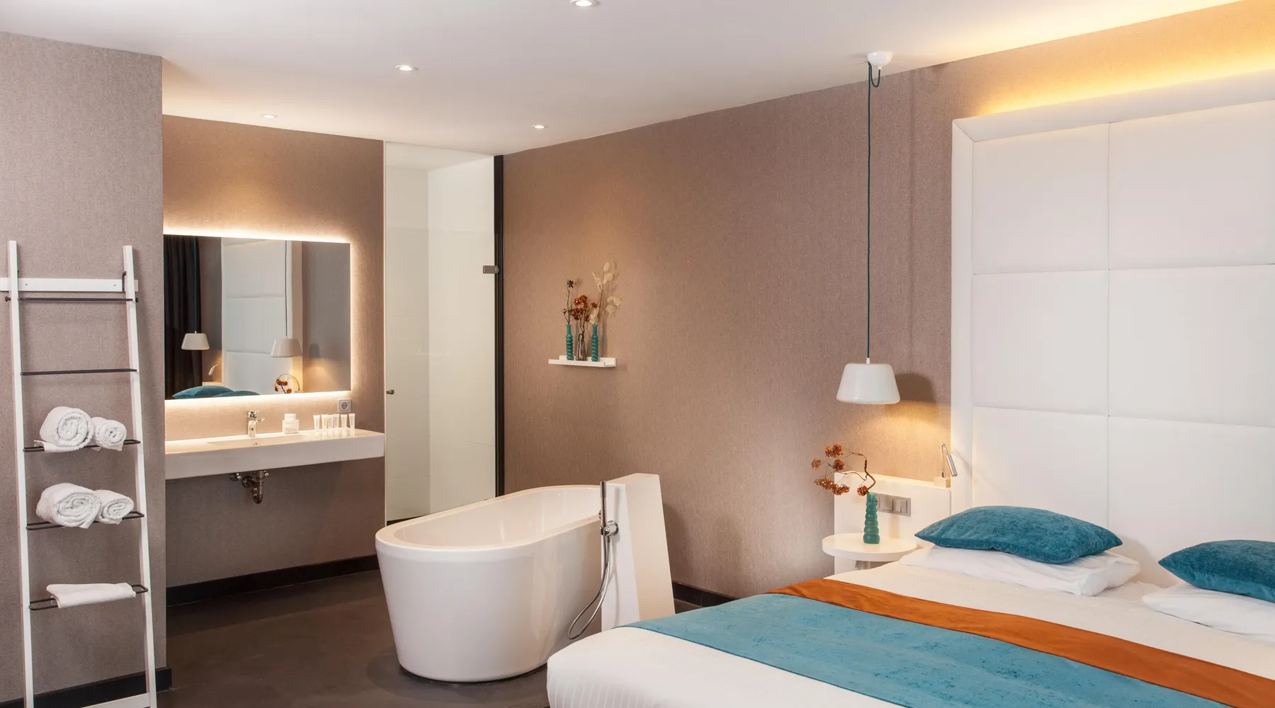 Superior hotelkamer met bed en losstaand bad