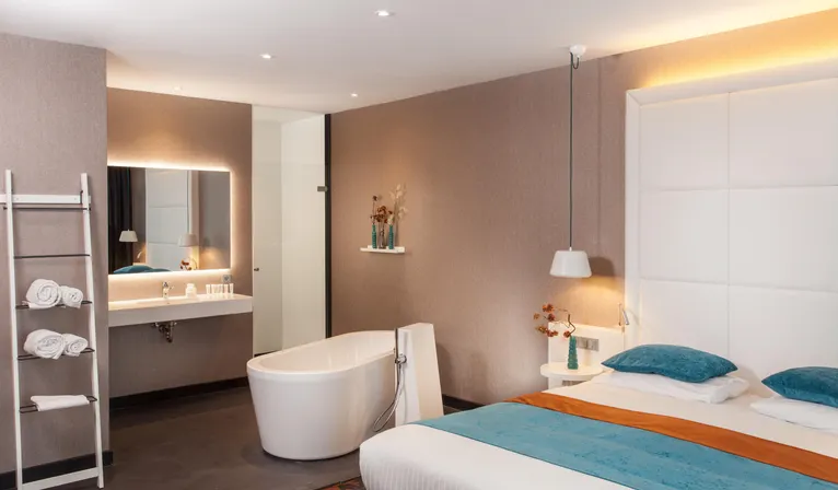 Superior hotelkamer met bed en losstaand bad
