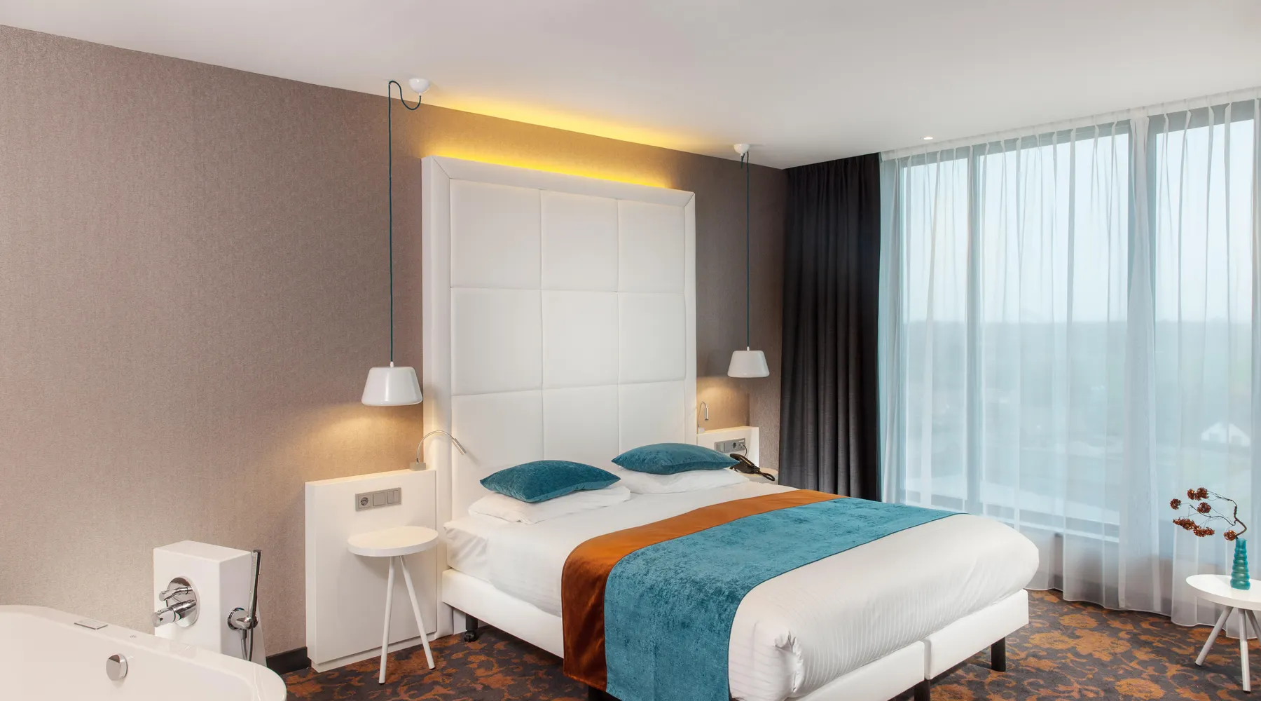 Superior hotelkamer met kingsize bed en een losstaand bad